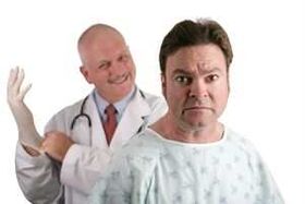 Le médecin effectue un examen digital de la prostate du patient avant de prescrire un traitement pour la prostatite. 